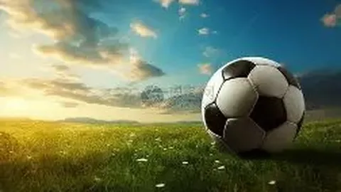 向佐香港热心公益，街头分发防疫物资与生活用品